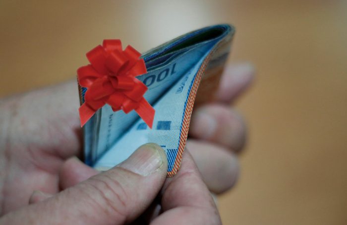 Dinero en efectivo ocupa el primer lugar entre los regalos más ofensivos en Navidad