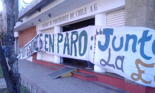 Colegio de Profesores: con tomas coordinadas en regiones y en la sede de Santiago disidentes a Gajardo piden su salida