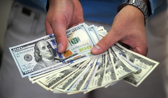 Dólar cerró en $700 y acumuló una caída semanal de $5,7