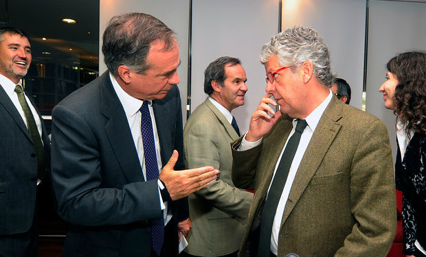 Walker vota a favor de legislar pero le pone condiciones a Eyzaguirre