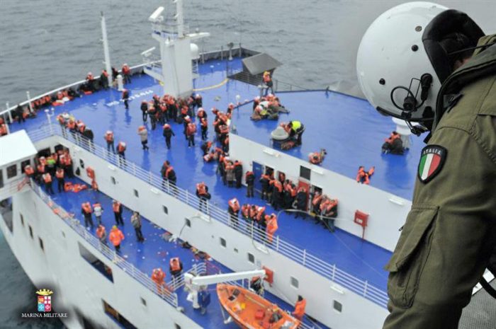 Rescatan a 363 pasajeros de ferry que navega  a la deriva en el Adiátrico