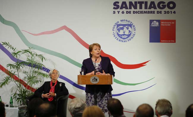Bachelet ignora encuestas y redobla apuesta: «Enfriamiento económico no es excusa para detener reformas»