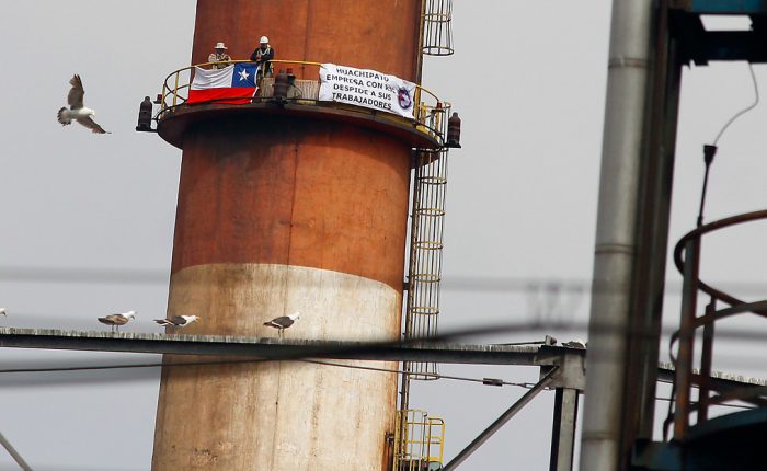 Corte penquista autoriza a siderúrgica Huachipato a que despida a dirigentes sindicales que protestaron subiendo a chimenea de 75 metros