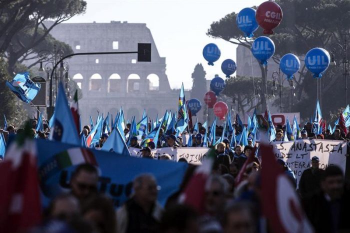 Manifestaciones y paro del transporte al comienzo de huelga general  en Italia
