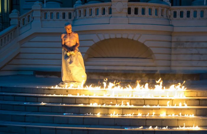Lemebel, el escritor y performista que se envuelve en llamas en nueva retrospectiva a su obra