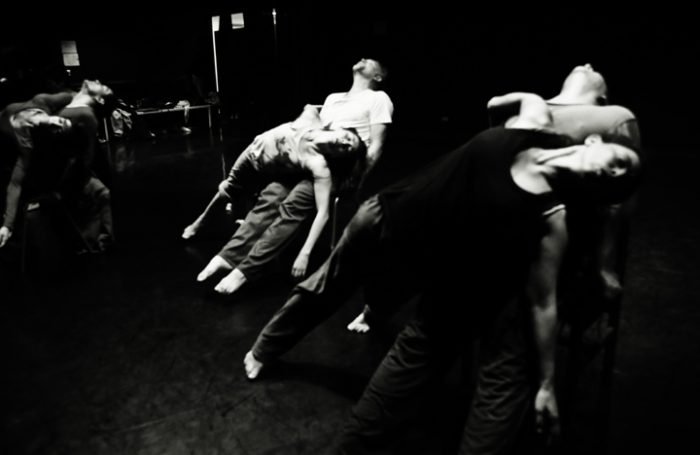 Vuelve a presentarse en Chile la aclamada obra de danza contemporánea «Los ruegos» de Claude Brumachon