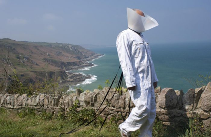 Artista chileno, residente en Francia, expone en Concepción obra de «ciencia ficción proletaria»