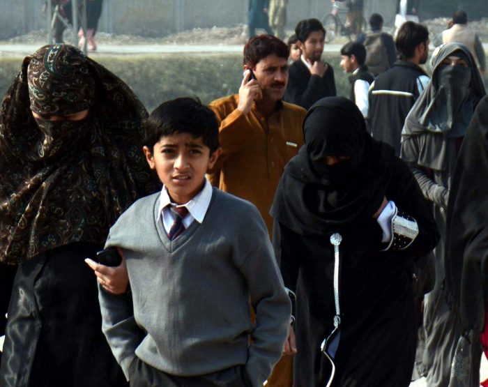 Talibanes golpean a Pakistán con masacre en una escuela