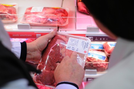 Casi $10 mil de diferencia en cena familiar de fin de año al elegir la canasta más económica por sector en supermercados