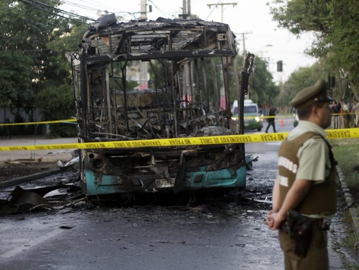 Intendencia anuncia querella por incendio contra responsables de quemar bus del Transantiago