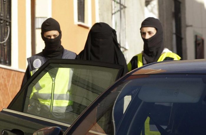 Detienen en España a chilena que habría sido reclutada para unirse a yihadistas
