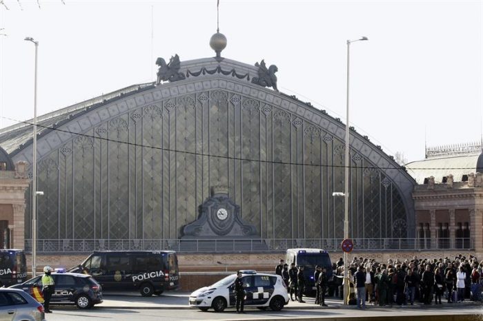 Desalojan la estación de Atocha de Madrid por una alarma de explosivos