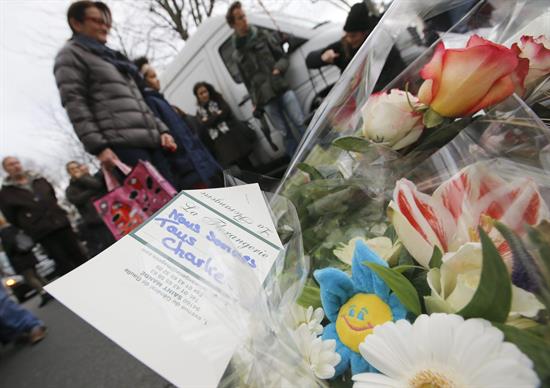Miles de personas en marchas silenciosas en Francia por «Charlie Hebdo»