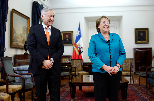 Gestor de la recaudación para Bachelet en la que participó Heraldo Muñoz cambia su versión y dice que sólo hubo chilenos