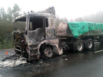 Encapuchados queman dos camiones en La Araucanía