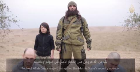 Niño ejecuta a dos espías rusos en video difundido por el Estado Islámico