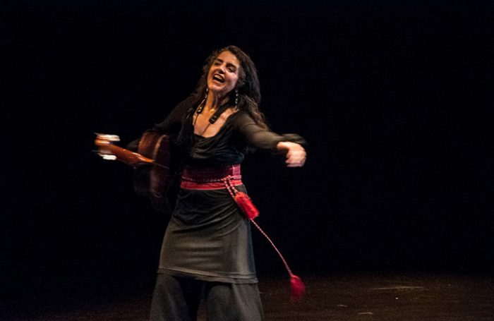 Chilena, amante de la música «errante» se despide del país con poemas de Gabriela Mistral