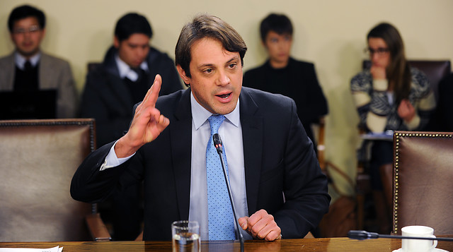 Gaspar Rivas: «Soy un caballero y por eso me inhabilito. No como el señor Ernesto Silva (UDI) que legisló a favor de las isapres de las que es accionista»