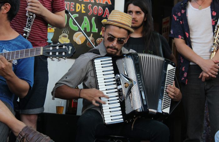 El jazz gitano se tomó las calles en la Fiesta del Roto Chileno