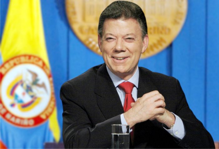Santos dice al votar que el plebiscito puede cambiar la historia de Colombia