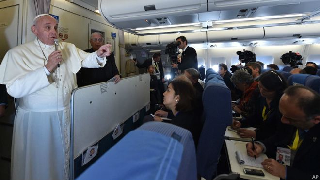 Papa Francisco aseguró que los buenos católicos no deberían reproducirse «como conejos»