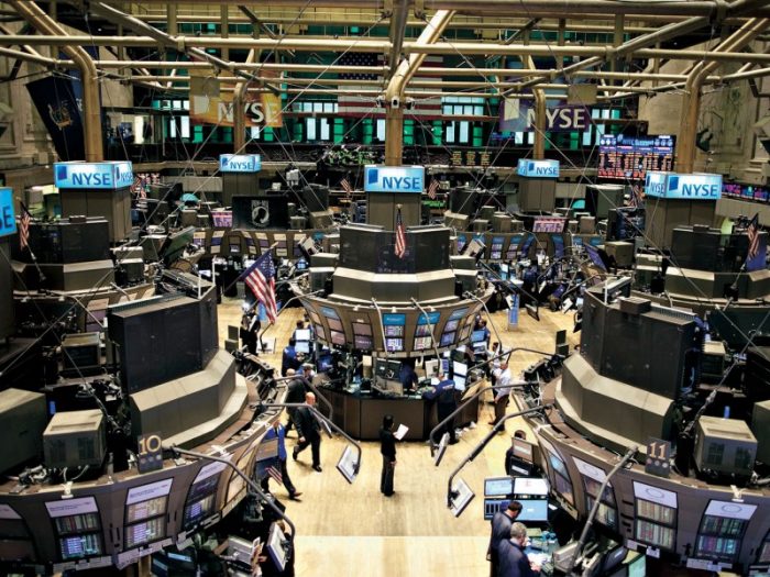 Wall Street abraza la volatilidad y se desploma al cierre luego de abrir con fuertes alzas