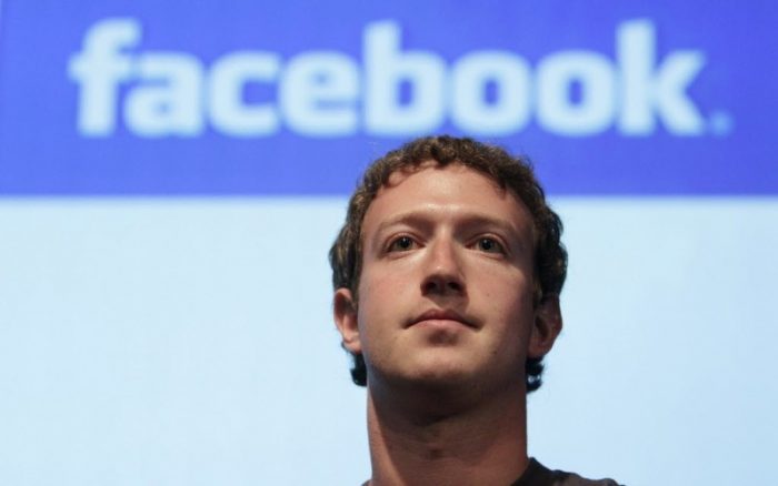 Cambio de idea en Facebook de priorizar contenido familiar por sobre noticias o empresas le acaba de costar a Zuckerberg US$2.900 millones