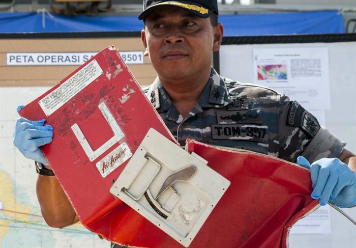Prosigue la búsqueda de las cajas negras del AirAsia estrellado en Indonesia