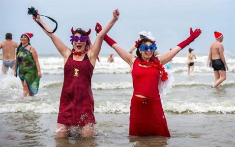 Unos 50.000 holandeses participan en tradicional primer chapuzón de Año Nuevo