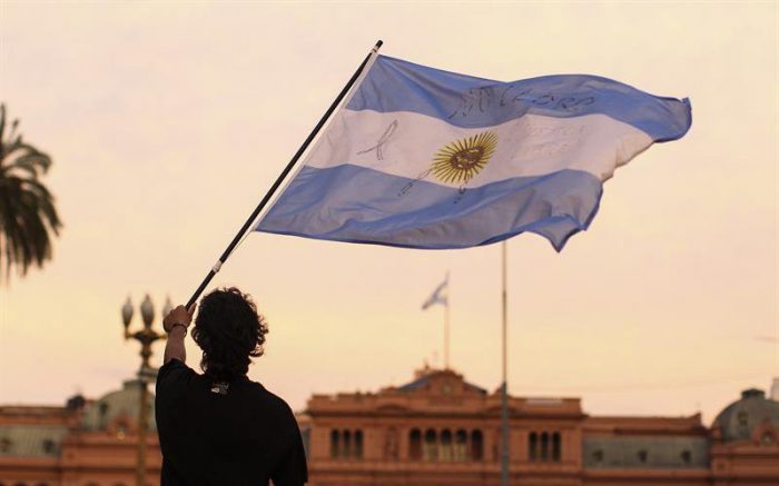 Argentina conmemora 25 años del atentado a la embajada de Israel con presencia de diputados chilenos y presidente del Movilh