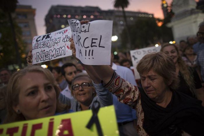 Argentinos salen a la calle para pedir que se aclare muerte del fiscal Nisman