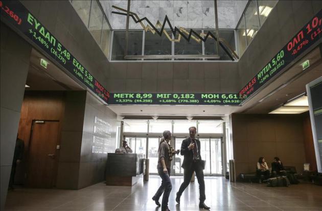 La Bolsa de Atenas sigue su desplome y la prima de riesgo se dispara