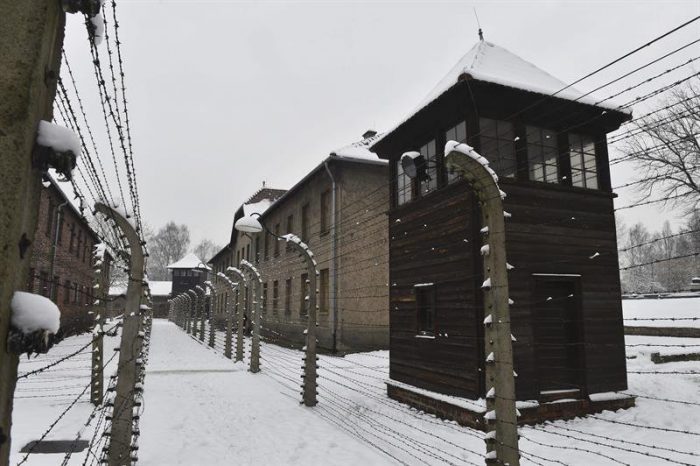 Polémica después que líder judío quedara encerrado en Auschwitz