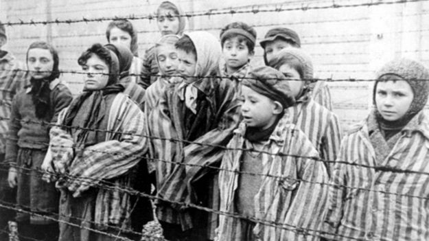 ¿Quién fue el primer hombre en entrar a Auschwitz tras su liberación?
