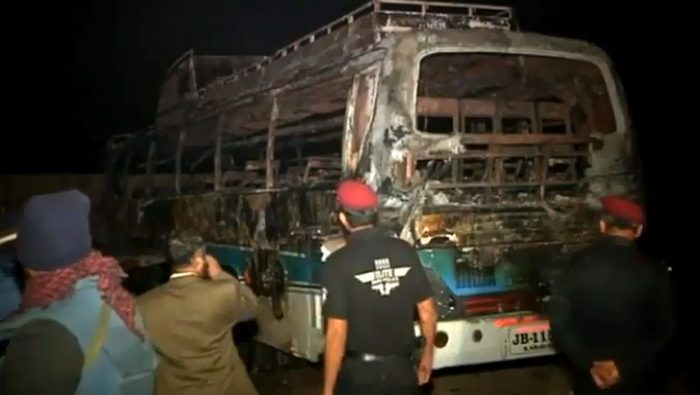 Al menos 62 personas mueren calcinadas en Pakistán tras choque de autobús con camión de combustibles