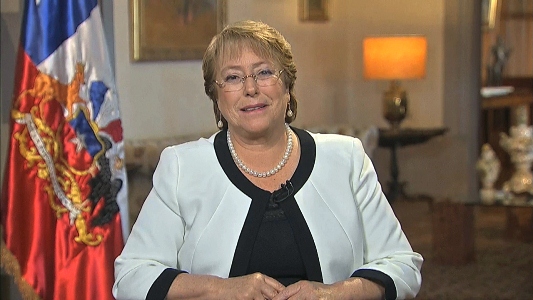Bachelet dice en saludo de Año Nuevo que en 2014 se puso a “Chile en movimiento” y que 2015 “será un país mejor”