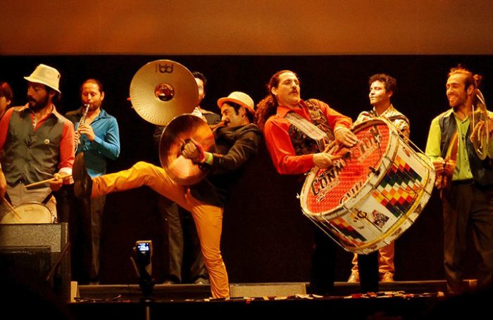 Fiesta, exotismo, misterio y sensualidad: las claves en sonidos romaníes de la música gitana en Chile