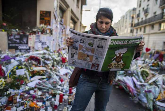 Al menos 12 muertos en tiroteo contra el semanario satírico francés «Charlie Hebdo»
