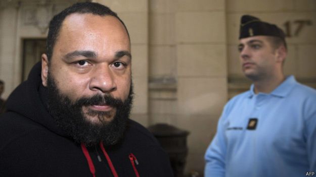 Los controvertidos límites de la libertad de expresión en Francia: cómico es detenido por comentario en redes sociales