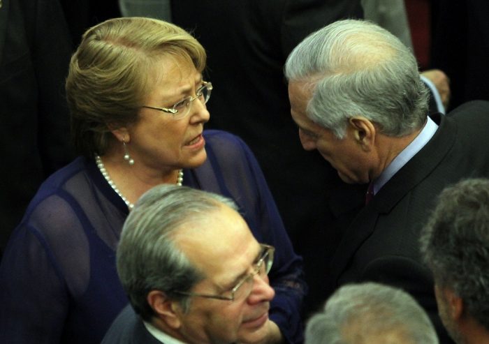 Las erráticas explicaciones del canciller Muñoz sobre comidas para financiar campaña de Bachelet