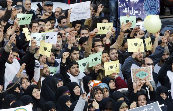 Miles de iraníes se manifiestan contra las caricaturas de Mahoma