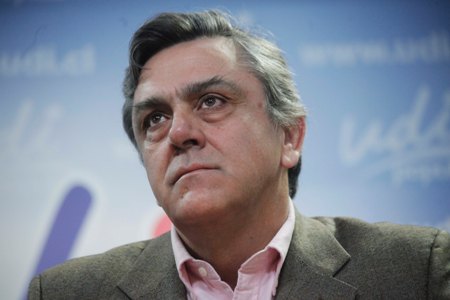 Longueira rechaza haber recibido dineros de Penta y rompe así su silencio político