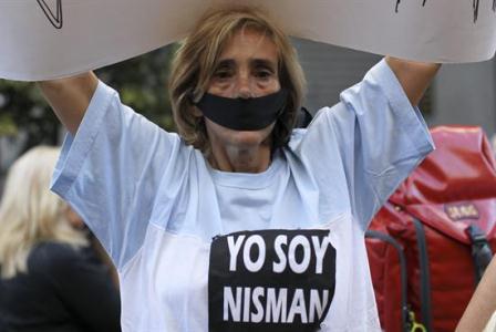 Analizan sangre en espejo por muerte de fiscal Nisman