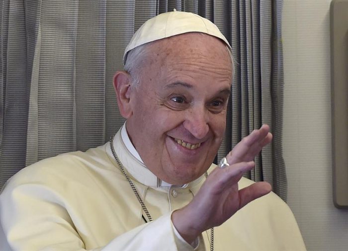 El Papa dice que la libertad de expresión «tiene límites» y que «no se puede insultar la fe de los demás»