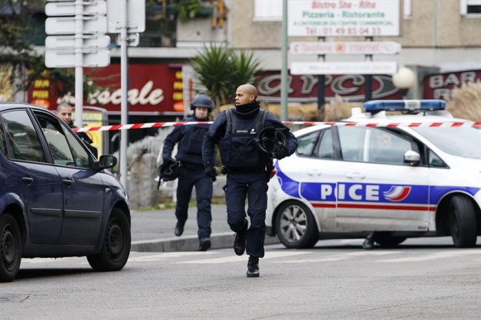 Fiscalía de París asegura que asesinato de una policía en el sur de la ciudad fue un acto terrorista
