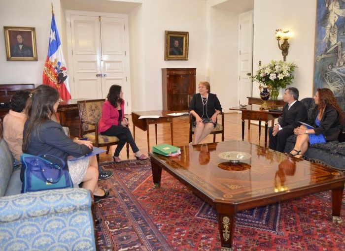 Bachelet y Colegio de Periodistas aseguran que es urgente el debate sobre medios de comunicación