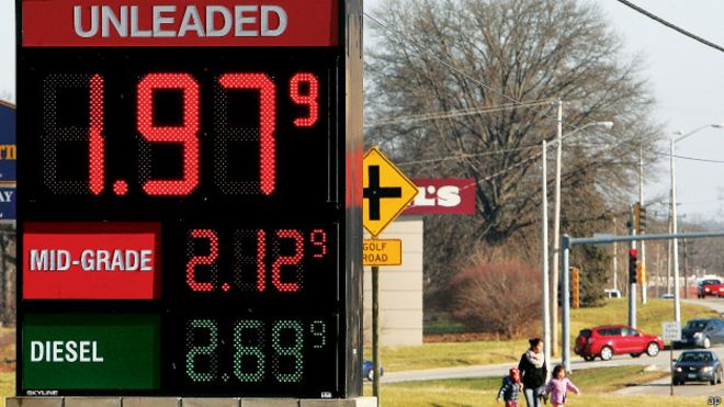 Precio del petróleo en EE.UU. cae debajo el umbral simbólico de US$50 el barril