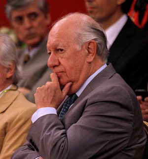 Lagos sale al paso de la UDI: “Pedir perdón es mejor que nada. Pero es preferible cumplir la ley”