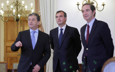 Un debilitado Silva aparece con Larraín y Coloma en La Moneda