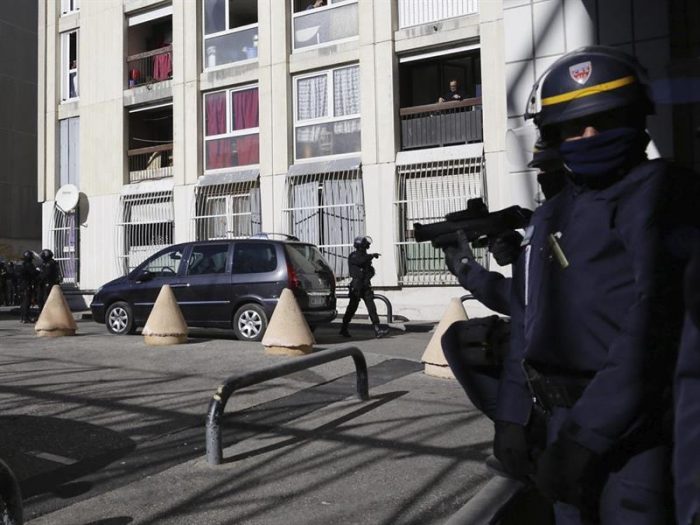 Encapuchados disparan al paso de la policía en Marsella